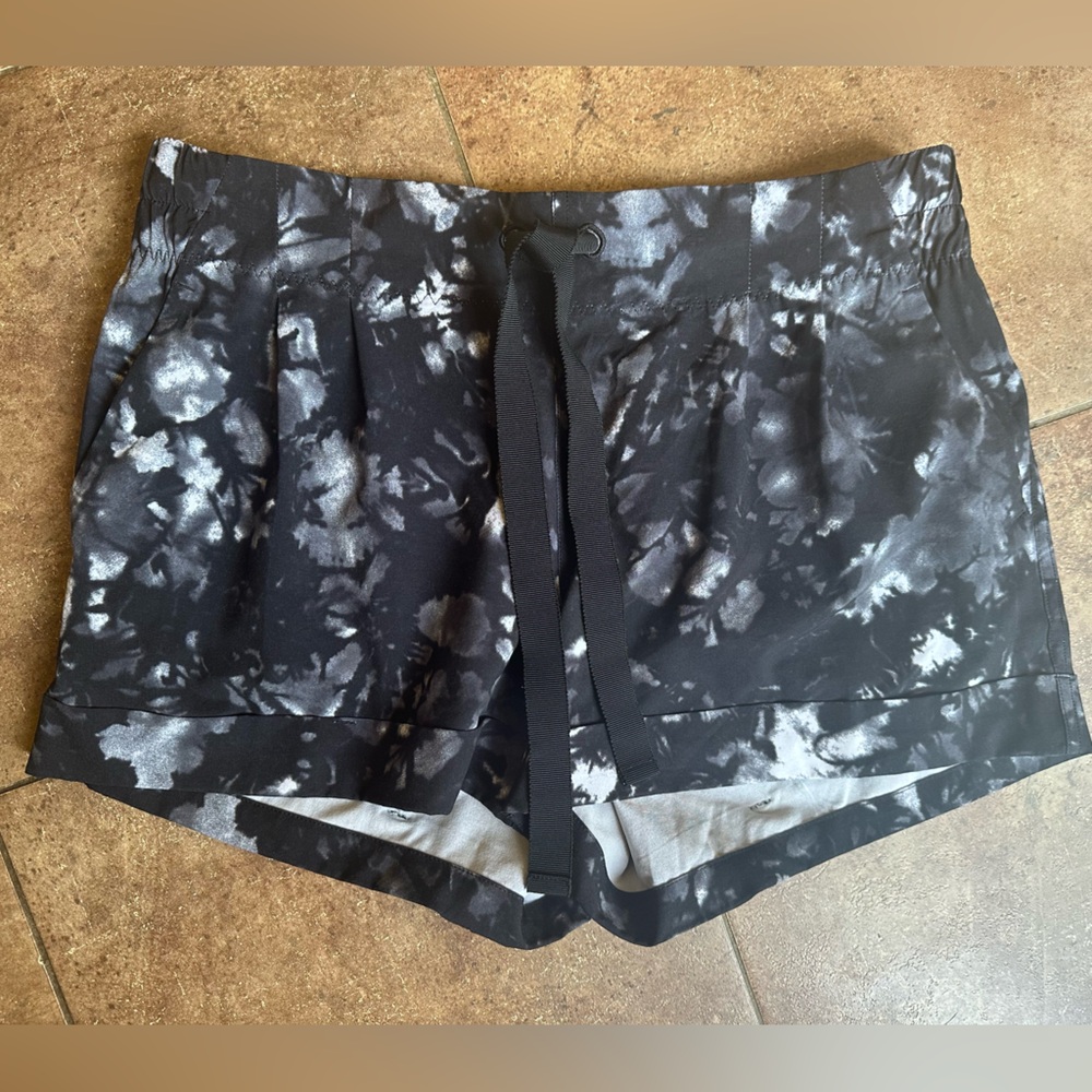lululemon athletica Black and Gray Women Shorts size 8